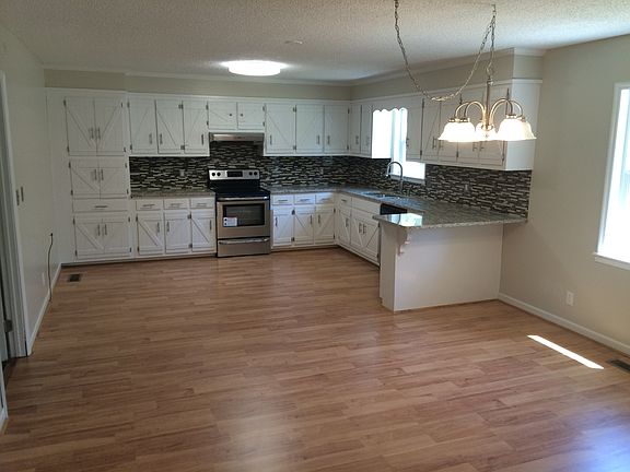 Kitchen and Breakfest Area