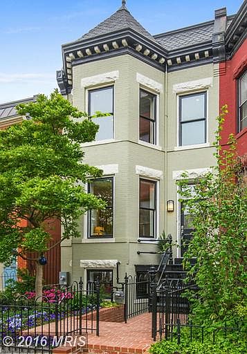 225 9th Street, SE