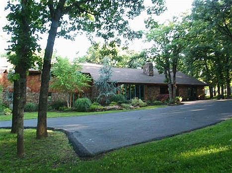 3rd image of 2916 S Briarcliffe Ct