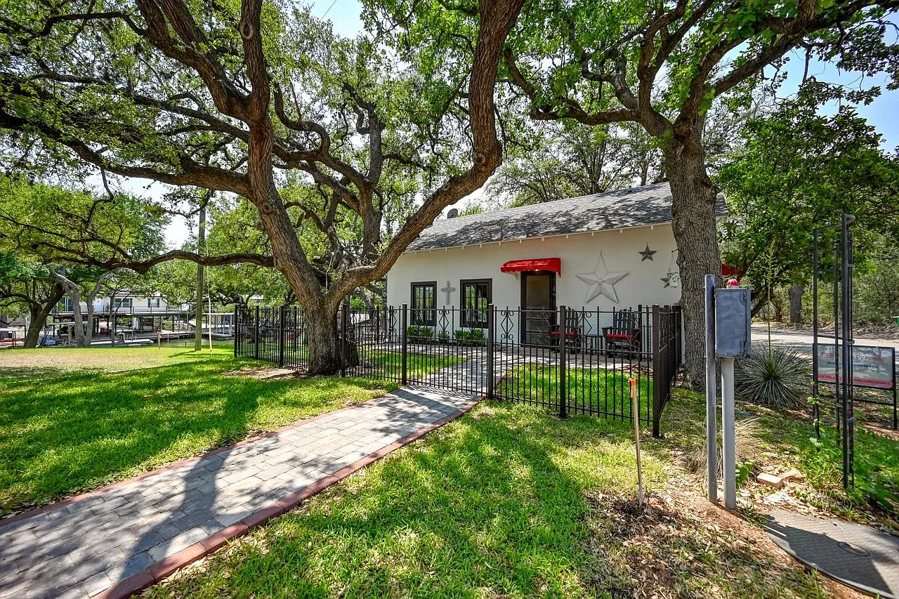 1 bed, 2.0 bath, 1154 sqft, $2,500 — Photo 1