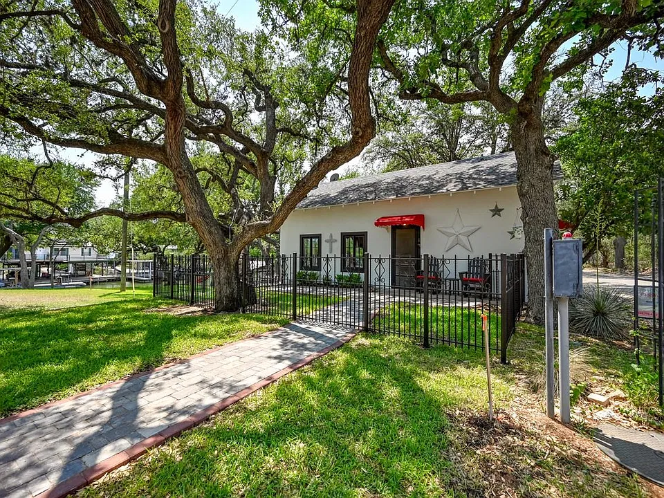 1701 Glen Cv