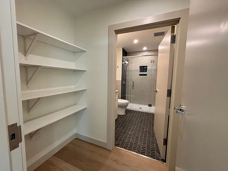 Bank Street Apartments at Burlington Square — Photo 13