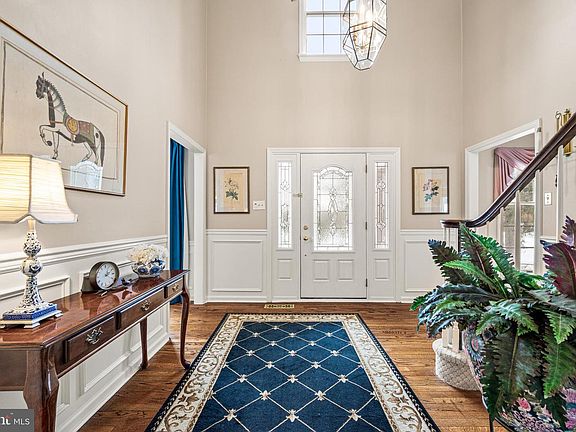 4th image of 526 Beaumont Cir