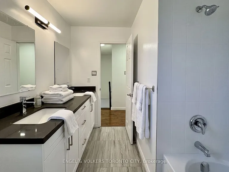 2052 Oak Bliss Cres — Photo 15