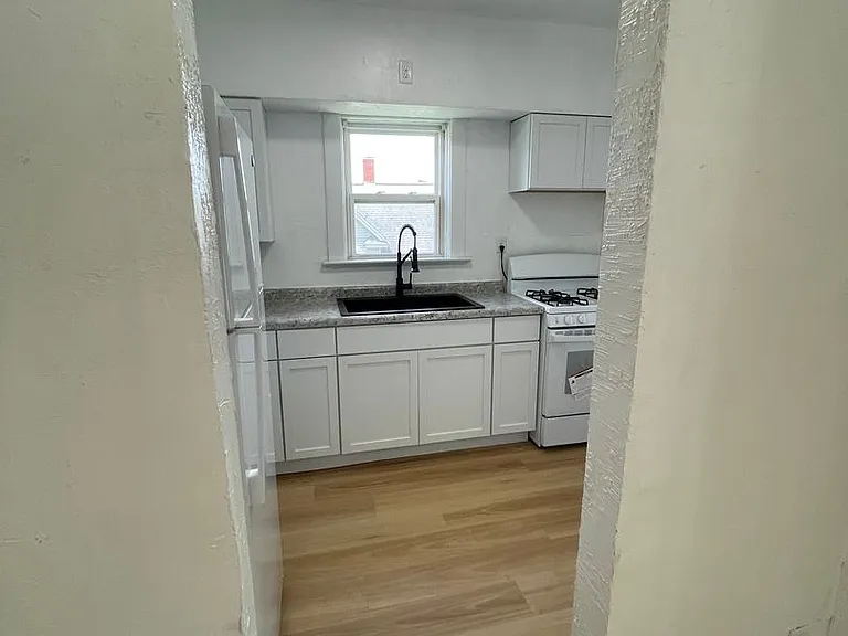 942 Washington St — Photo 6