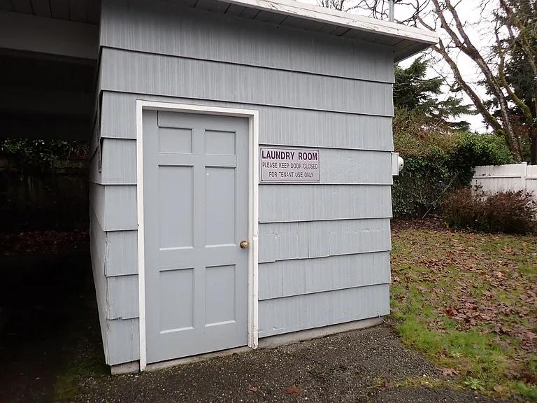 6412 Lake Grove St SW — Photo 11