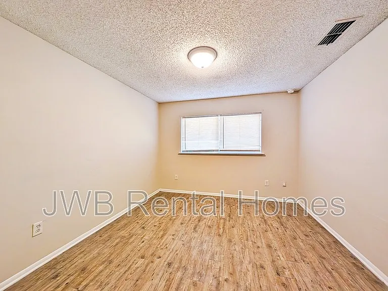 1612 Alfen St — Photo 8