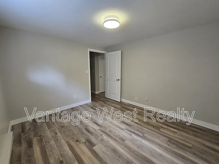 1291B Kelglen Cres — Photo 7