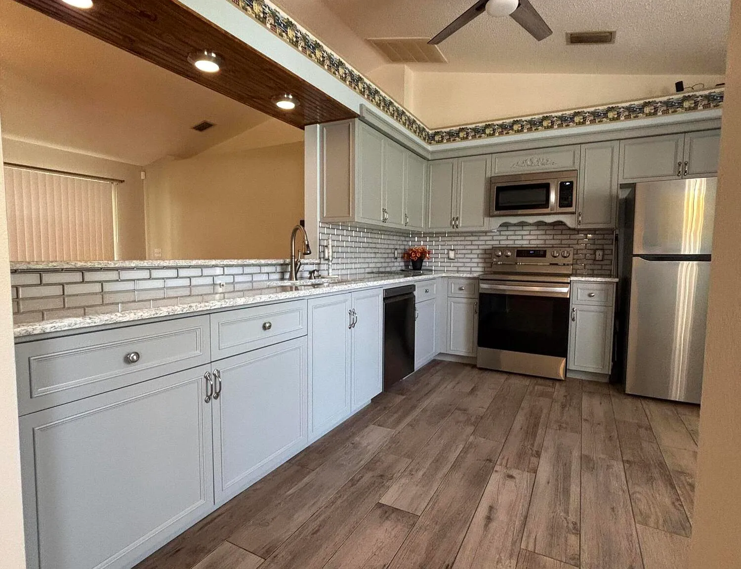 3 bed, 2.0 bath, 1427 sqft, $2,650 — Photo 3
