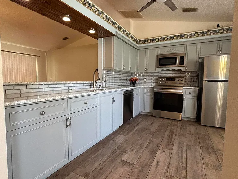 2274 SE Longhorn Ave — Photo 4