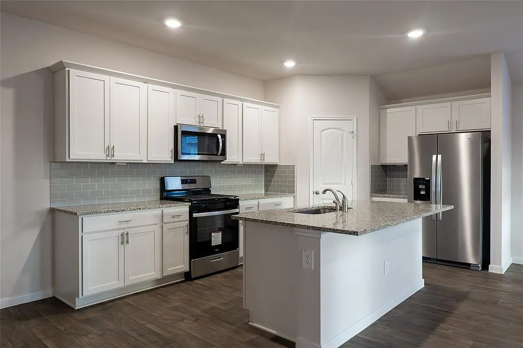 4 bed, 2.0 bath, 1779 sqft, $2,100 — Photo 4