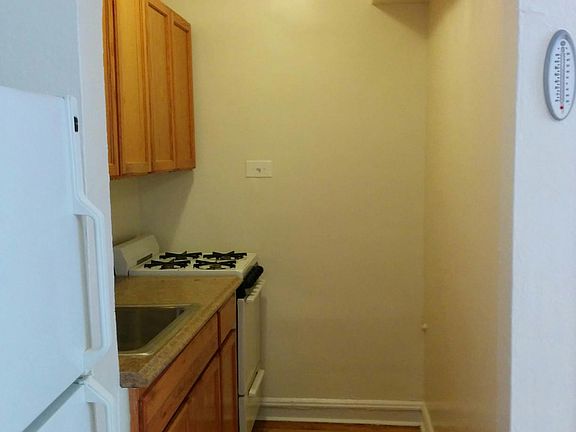 3rd image of 1528 W Pratt Blvd APT 303