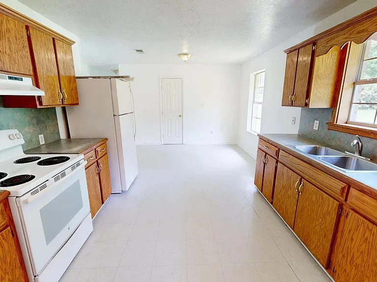1112 Pinder Ln — Photo 8