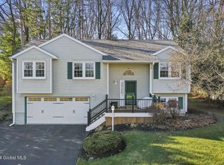 33 Ponderosa Dr, Halfmoon, NY 12065
