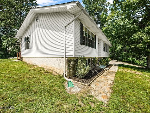 4th image of 175 Henderson Ln