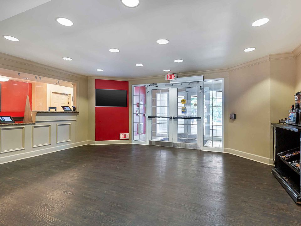 Lobby and Guest Check-in