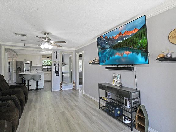3rd image of 306 W Houston Ave