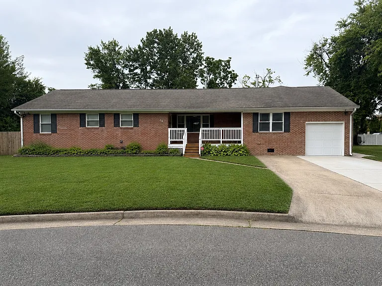 16 Inglewood Dr — Photo 1