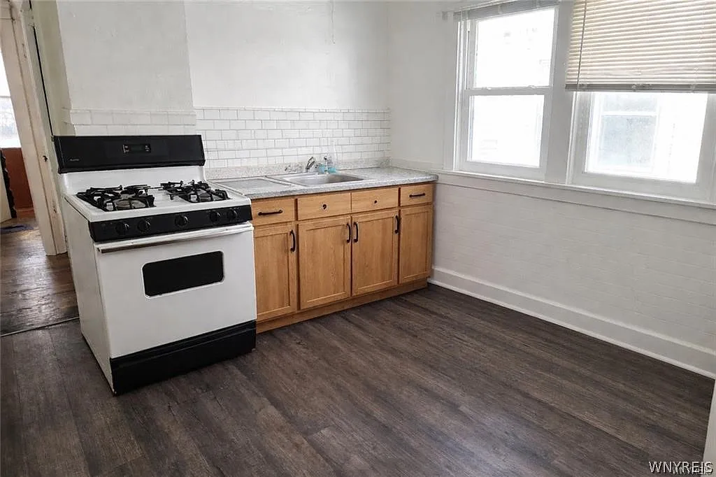 4 bed, 1.5 bath, 2560 sqft, $1,750 — Photo 2