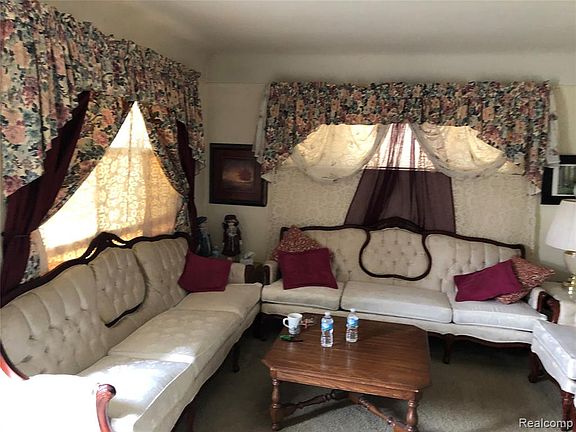 3rd image of 869 John Daly St