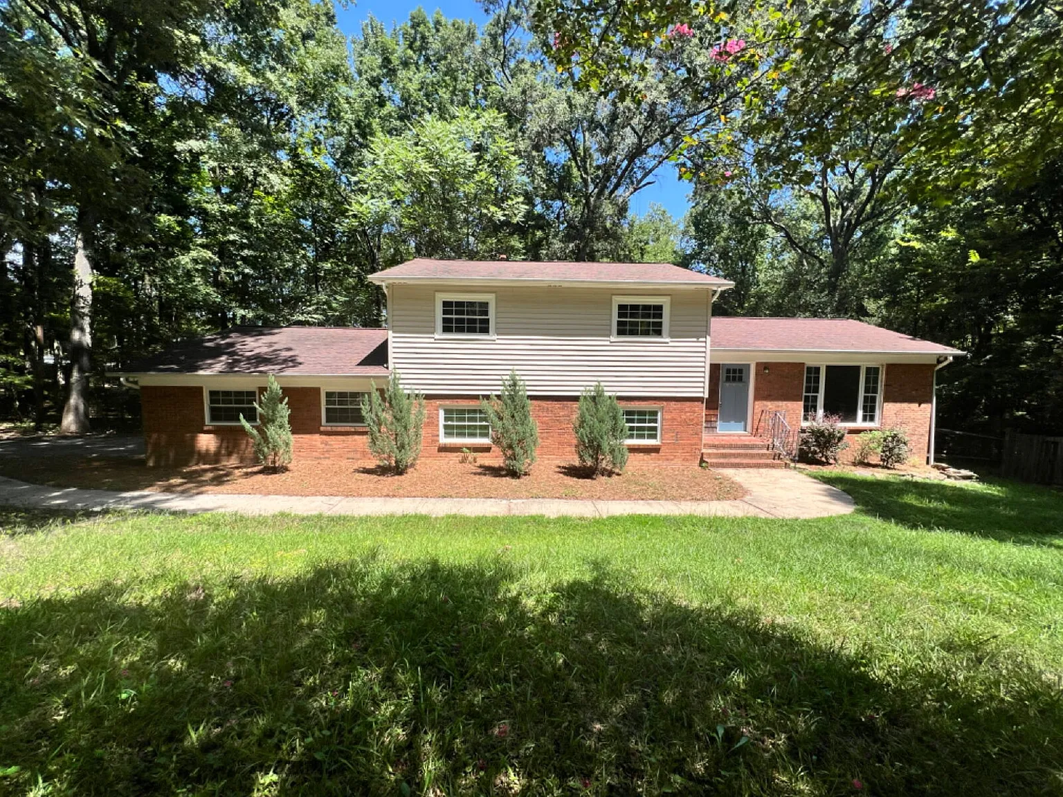 Spacious 4 Bedroom Close To Matthews! — Photo 1