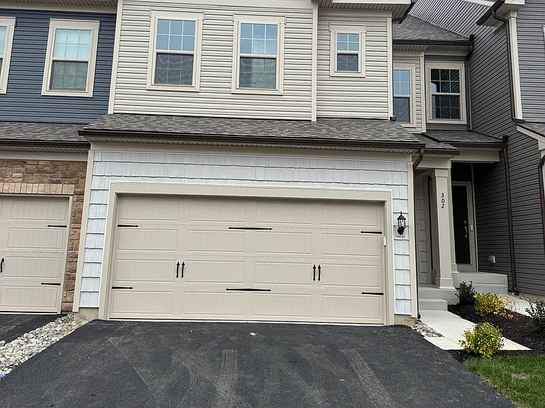 302 Milton Stamp Dr — Photo 2