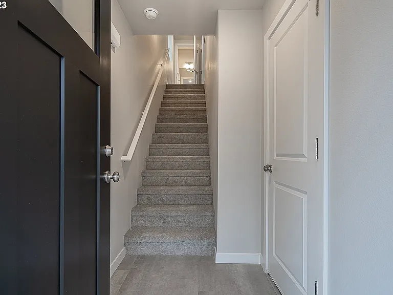 1436 N Steiwer Ln — Photo 2