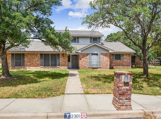 2301 Briar Oaks Dr, Bryan, TX 77802