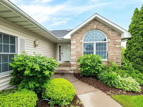 812 Falcon Dr, Le Claire, IA 52753