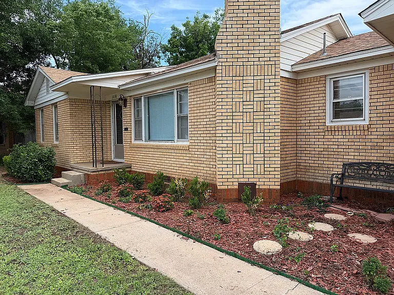 1038 E Walnut St — Photo 4