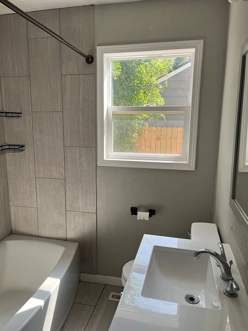 Charming 2-Bedroom 1 Bath house with attached Garage — Photo 4