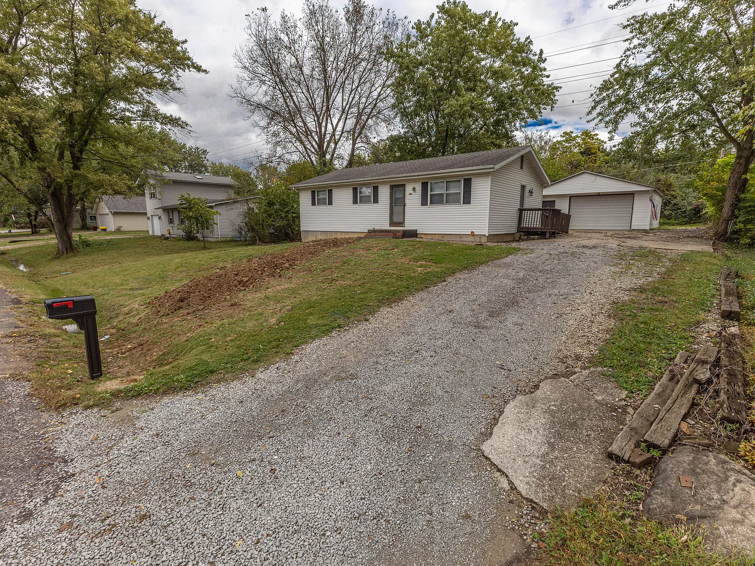 3 bed, 1.0 bath, 960 sqft, $1,300 — Photo 1