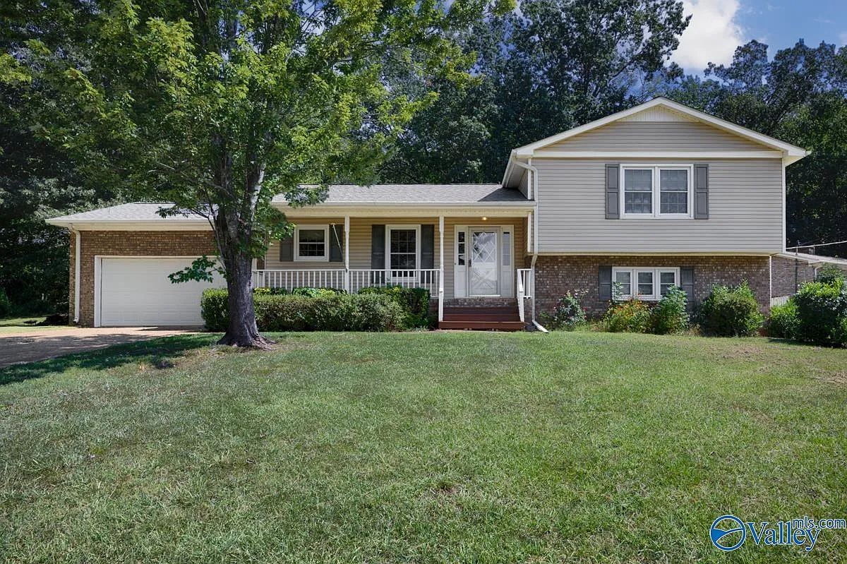 4 bed, 2.5 bath, 2317 sqft, $1,900 — Photo 2