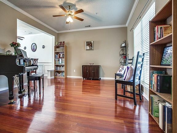 3rd image of 806 Andersonville Ln
