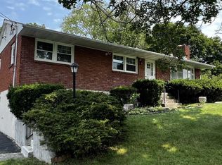 6 Idlewild Dr, Poughkeepsie, NY 12601