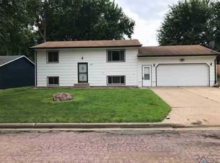 1505 E Rushmore Dr, Brandon, SD 57005