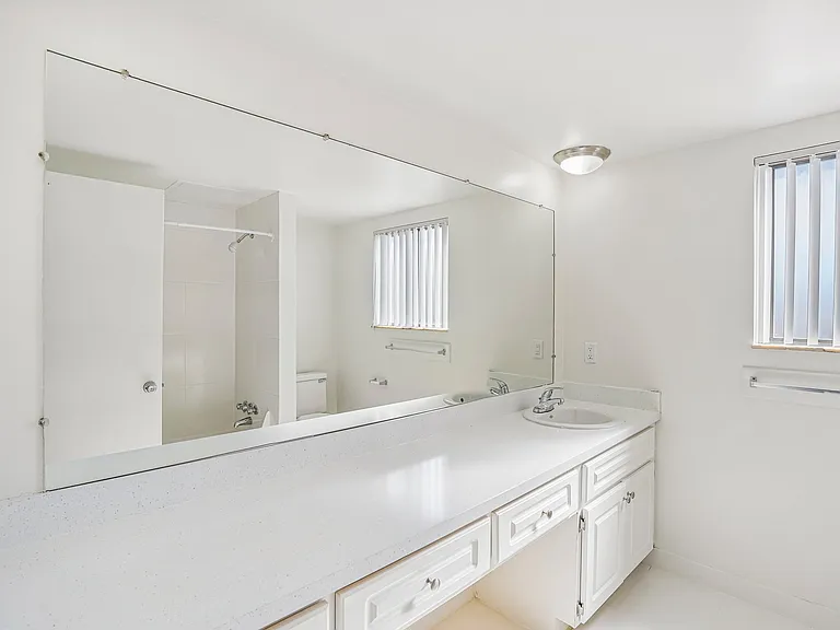 Rivercrest Apartments — Photo 62