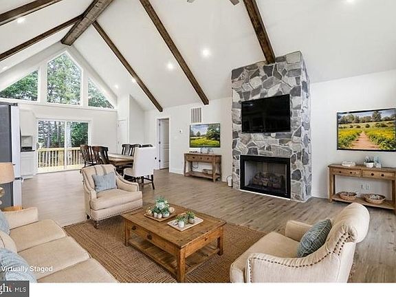 5th image of 124 Medford Ln
