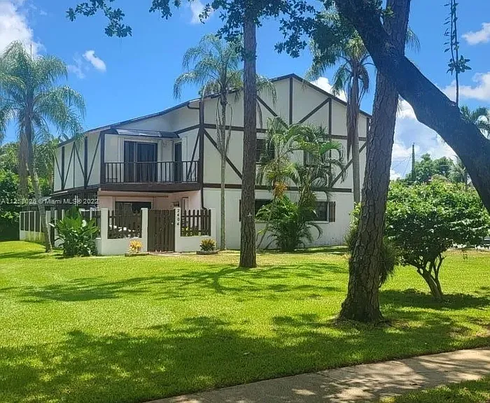 2400 Lena Ln — Photo 3
