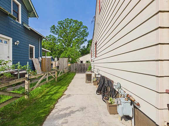 4th image of 421 Raymond Ave NE