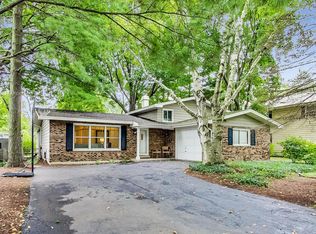712 Kenwood Ave, Libertyville, IL 60048