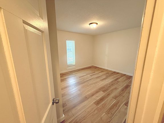5th image of 3204 Redding Rd #134