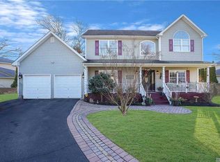 279 Lilac Ln, Smithtown, NY 11787