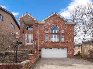 546 Art Ln, Ridgefield, NJ 07657