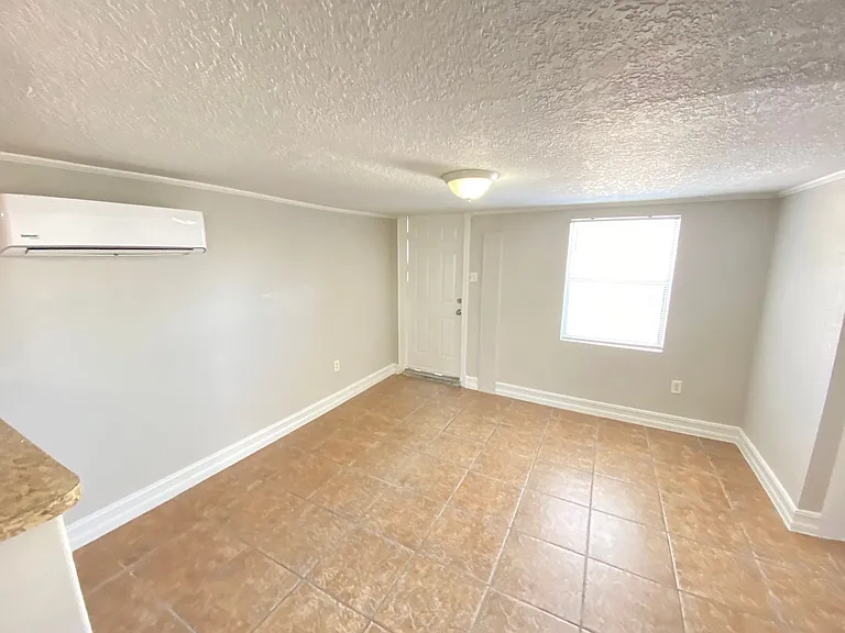 812 W Livingston St #B — Photo 10