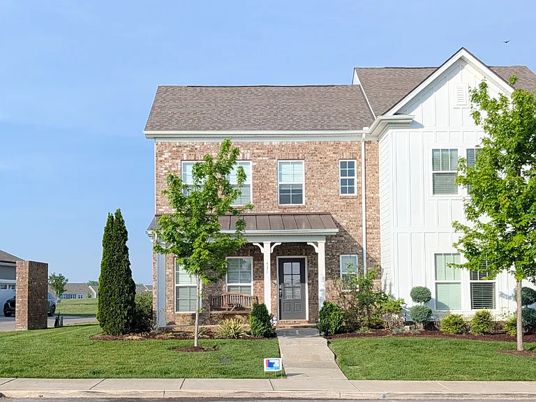 531 Farmstead Ln — Photo 1