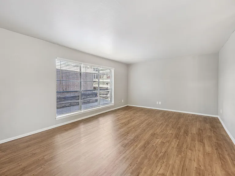 Premier Gardens Apartments — Photo 59