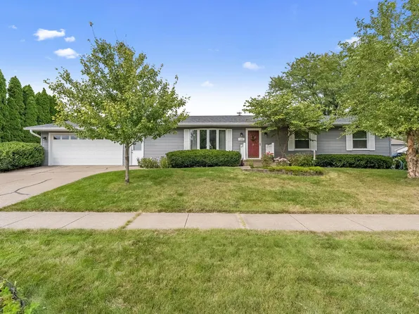 3360 Spinning Wheel Ct, Muscatine, IA 52761