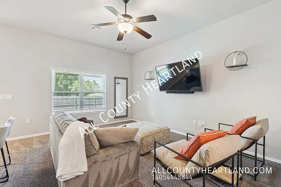 Beautiful 3 Bedroom House in Yukon! — Photo 3