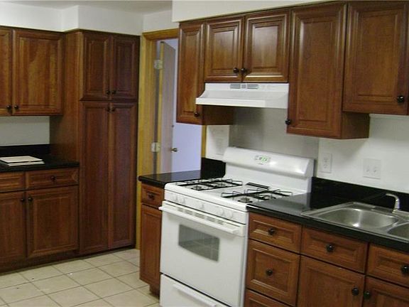 5th image of 623 Illini Dr